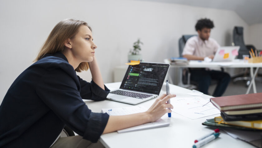 DEHB ile Başa Çıkmak ve Dikkat Eksikliğini Giderme Stratejileri Konya Psikolojik Danışman medium shot tired woman desk Konya Psikolojik Danışman