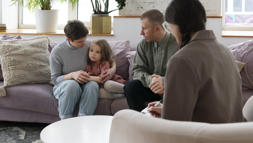 Aile Danışmanlığı Konya Psikolojik Danışman parents kid doing therapy Konya Psikolojik Danışman